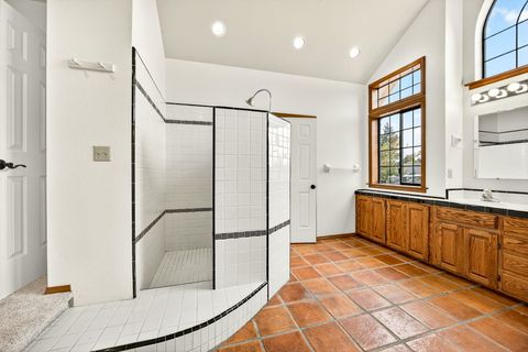 Tiny photo for 1876 Inglewood Drive, Medford, OR 97504 (MLS # 220210734)