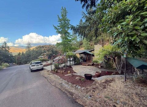 Tiny photo for 802 Beach Street, Ashland, OR 97520 (MLS # 220212173)