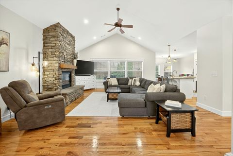 Tiny photo for 13 Portabello Way, Eagle Point, OR 97524 (MLS # 220212120)