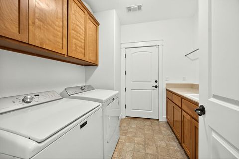 Tiny photo for 13 Portabello Way, Eagle Point, OR 97524 (MLS # 220212120)