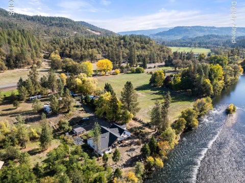 Photo of 29266 Oregon 62, Trail, OR 97541 (MLS # 220229609)
