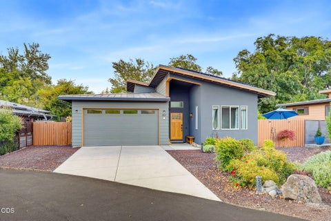 Photo of 819 Briggs Lane, Ashland, OR 97520 (MLS # 220229376)