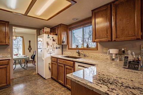 Tiny photo for 2388 Temple Drive, Medford, OR 97504 (MLS # 220213875)