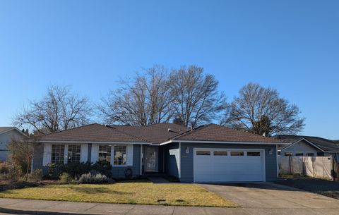 Photo of 2388 Temple Drive, Medford, OR 97504 (MLS # 220213875)