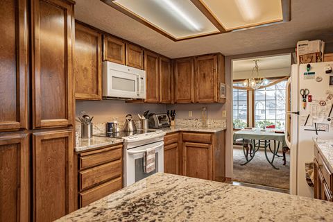 Tiny photo for 2388 Temple Drive, Medford, OR 97504 (MLS # 220213875)