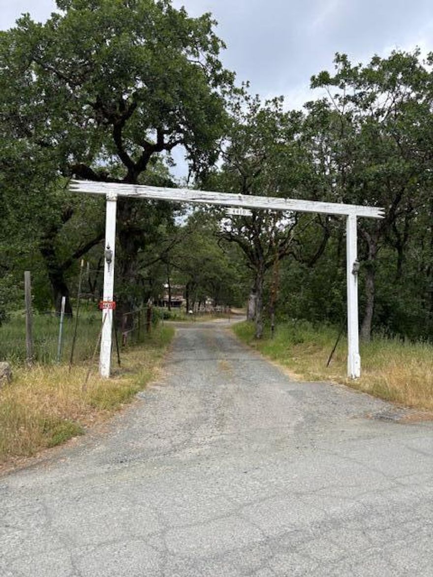 Nice 29.12 acres of private acres with a couple nice flat spots to build. Beautiful views of the surrounding mountains. Great place to build your dream home or have your own place to explore.