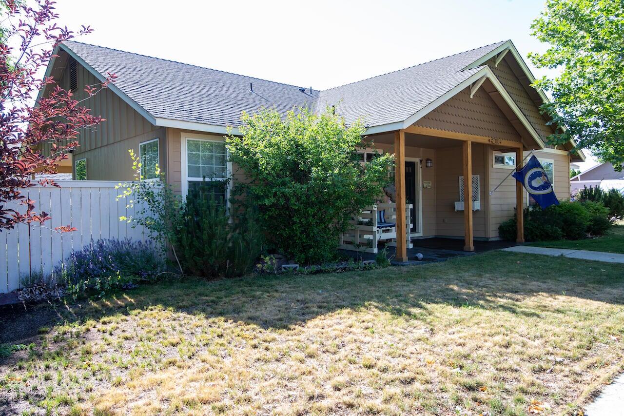 713 NE Sandstone Court
