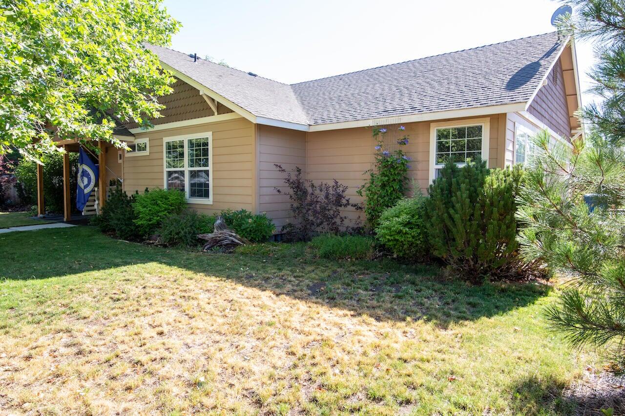 713 NE Sandstone Court