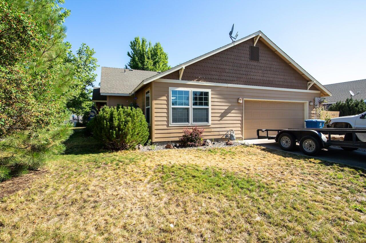 713 NE Sandstone Court
