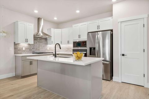 Tiny photo for 21512 SE Etna Place, Bend, OR 97702 (MLS # 220217352)