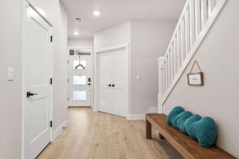 Tiny photo for 21512 SE Etna Place, Bend, OR 97702 (MLS # 220217352)