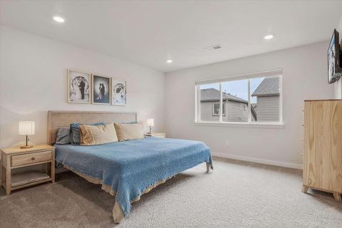 Tiny photo for 21512 SE Etna Place, Bend, OR 97702 (MLS # 220217352)