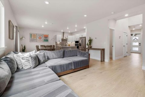 Tiny photo for 21512 SE Etna Place, Bend, OR 97702 (MLS # 220217352)