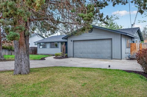 Photo of 2747 SW 23rd Street, Redmond, OR 97756 (MLS # 220219402)
