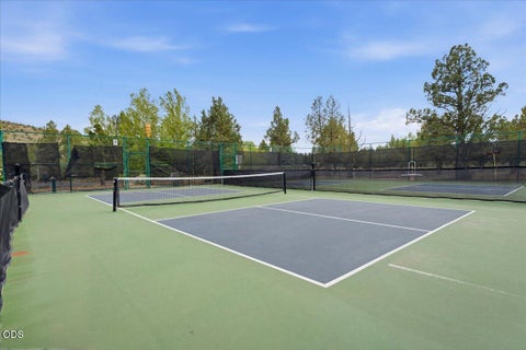 Tiny photo for 1354 Highland View Loop, Redmond, OR 97756 (MLS # 220222801)