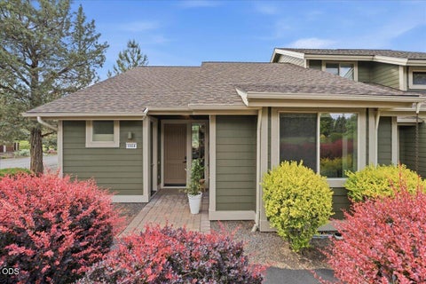 Tiny photo for 1354 Highland View Loop, Redmond, OR 97756 (MLS # 220222801)