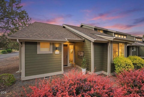 Photo of 1354 Highland View Loop, Redmond, OR 97756 (MLS # 220222801)