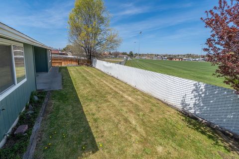 Tiny photo for 623 SE Conifer Court, Madras, OR 97741 (MLS # 220200394)