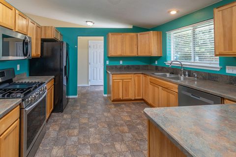 Tiny photo for 623 SE Conifer Court, Madras, OR 97741 (MLS # 220200394)