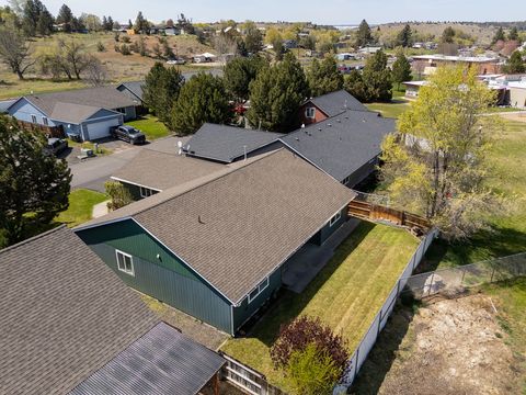 Tiny photo for 623 SE Conifer Court, Madras, OR 97741 (MLS # 220200394)