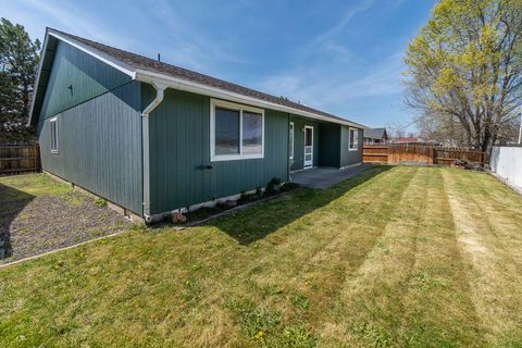 Tiny photo for 623 SE Conifer Court, Madras, OR 97741 (MLS # 220200394)