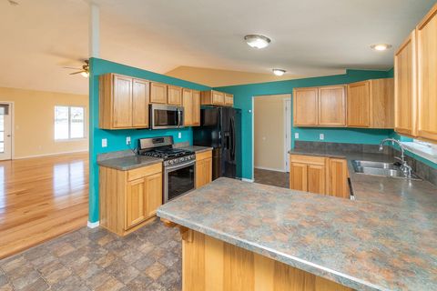 Tiny photo for 623 SE Conifer Court, Madras, OR 97741 (MLS # 220200394)