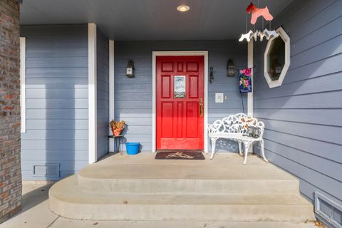 Tiny photo for 44220 Cowboy Hill Lane, Chiloquin, OR 97624 (MLS # 220215179)