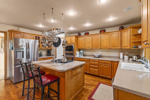 Tiny photo for 44220 Cowboy Hill Lane, Chiloquin, OR 97624 (MLS # 220215179)