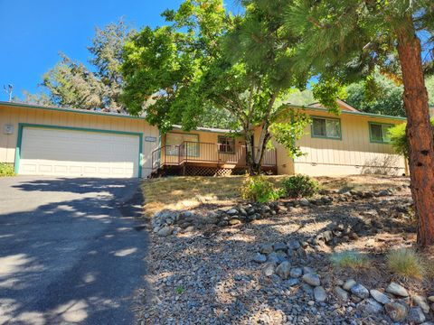 Photo of 1661 NE Terrace Drive, Grants Pass, OR 97526 (MLS # 220215546)