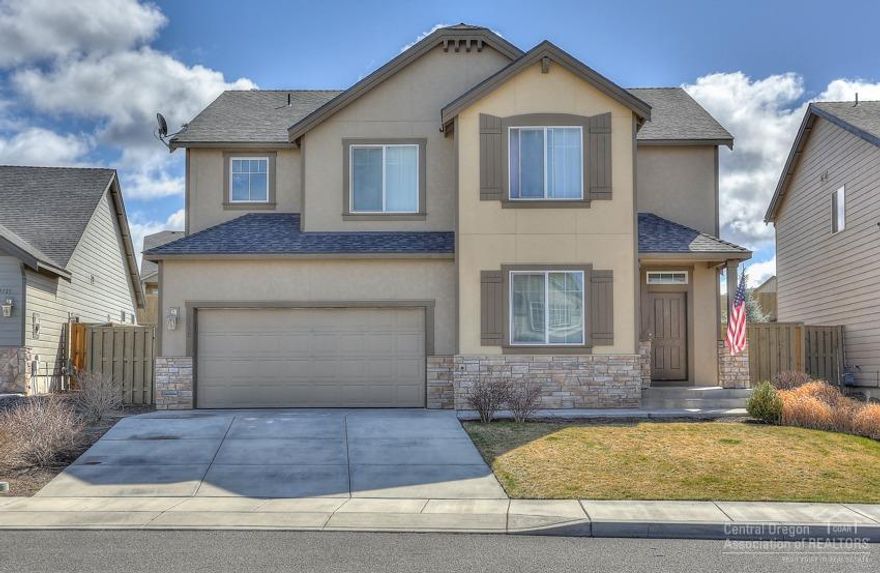 Exceptional Summit Crest 2400sf Home With Views! Great 4Bd/2.5Ba home w/covered front porch & stone fascia & pillar, Great room w/gas FP, open dining/kitchen w/tiled island/b-bar, wood-lam floors, pantry, SS appl, spacious master w/Coffered ceiling, dbl door entry, pvt bath w/dbl tiled vanity, soaking tub + shower stall & walk-in, big family room & laundry upstairs, Cascade Mtn views from upstairs rooms, att 2-car garage, FA heat & Central AC, huge fenced backyard w/12x20 paver-stone patio, new int paint!