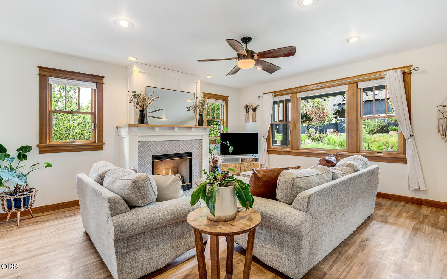 157 NW Black Hawk Avenue