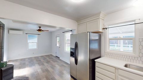 Tiny photo for 744 NW 2nd Street, Grants Pass, OR 97526 (MLS # 220213049)