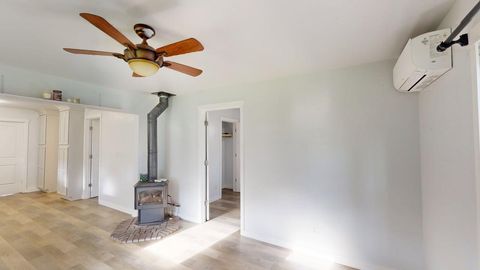 Tiny photo for 744 NW 2nd Street, Grants Pass, OR 97526 (MLS # 220213049)