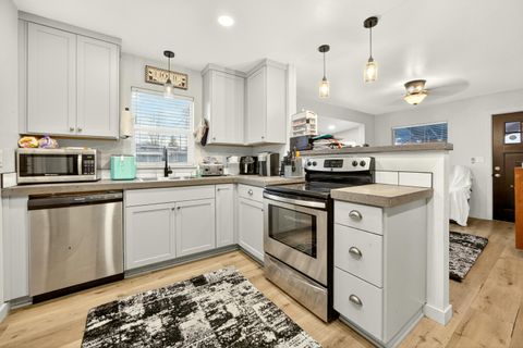 Tiny photo for 16 Quince Street, Medford, OR 97501 (MLS # 220212537)