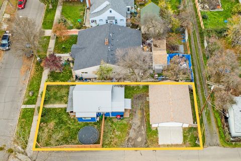 Photo of 16 Quince Street, Medford, OR 97501 (MLS # 220212537)