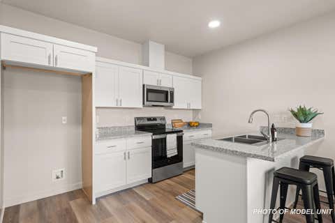 Tiny photo for 2024 Sunset Drive #2, Medford, OR 97501 (MLS # 220227062)