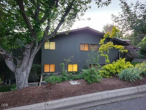 Tiny photo for 2080 Terrace Avenue, Klamath Falls, OR 97601 (MLS # 220222623)