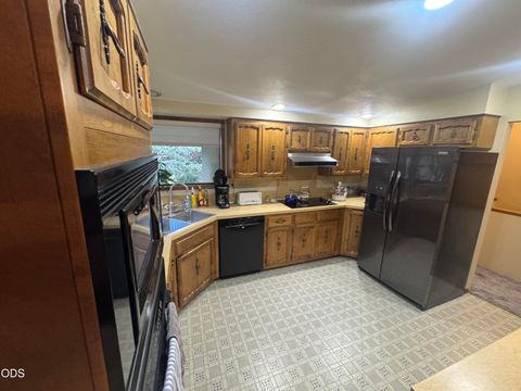 Tiny photo for 2080 Terrace Avenue, Klamath Falls, OR 97601 (MLS # 220222623)