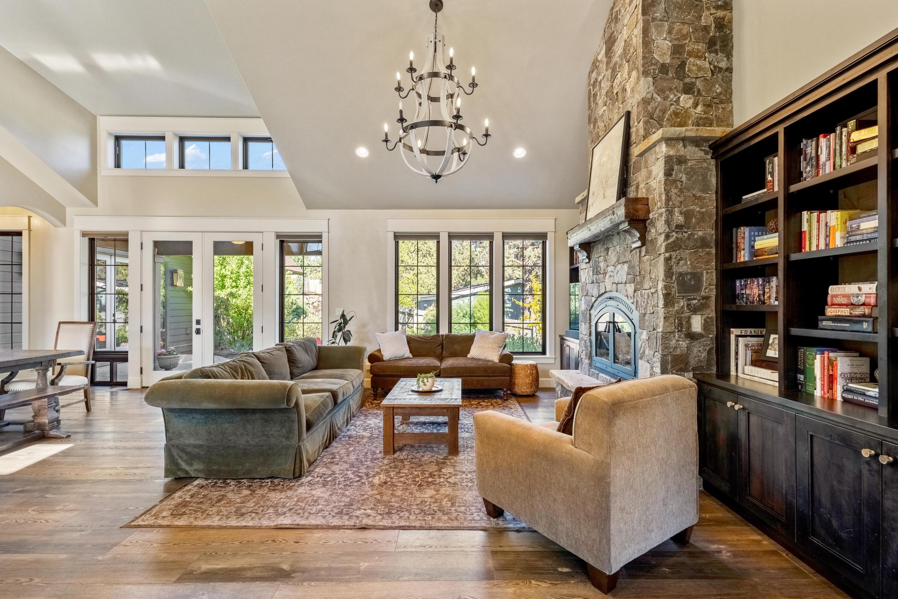 61016 SE Light Peak Drive