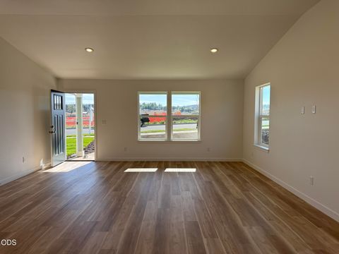 Tiny photo for 651 NE Mitchell Street #166, Madras, OR 97741 (MLS # 220224471)