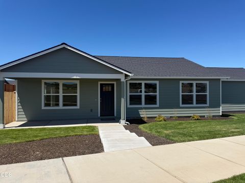 Photo of 651 NE Mitchell Street #166, Madras, OR 97741 (MLS # 220224471)