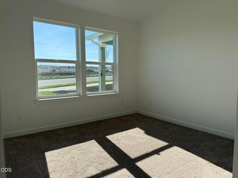 Tiny photo for 651 NE Mitchell Street #166, Madras, OR 97741 (MLS # 220224471)