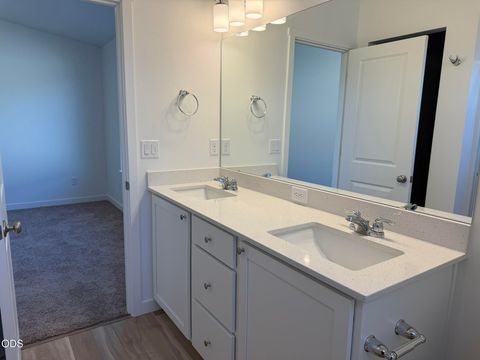 Tiny photo for 651 NE Mitchell Street #166, Madras, OR 97741 (MLS # 220224471)