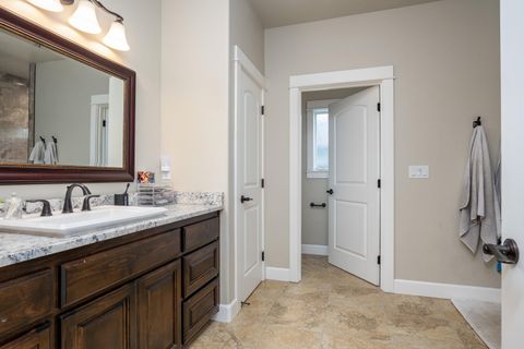 Tiny photo for 936 Arrowhead Trail, Eagle Point, OR 97524 (MLS # 220216893)