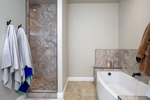 Tiny photo for 936 Arrowhead Trail, Eagle Point, OR 97524 (MLS # 220216893)