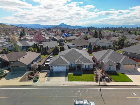 Tiny photo for 936 Arrowhead Trail, Eagle Point, OR 97524 (MLS # 220216893)