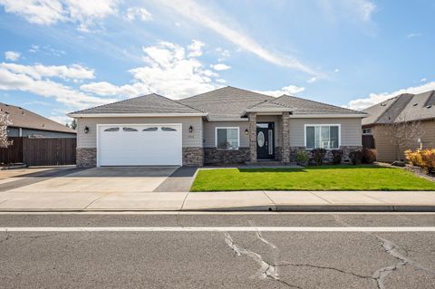 Photo of 936 Arrowhead Trail, Eagle Point, OR 97524 (MLS # 220216893)