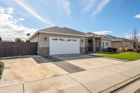 Tiny photo for 936 Arrowhead Trail, Eagle Point, OR 97524 (MLS # 220216893)