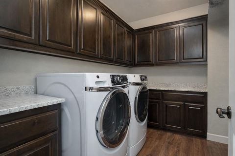 Tiny photo for 936 Arrowhead Trail, Eagle Point, OR 97524 (MLS # 220216893)