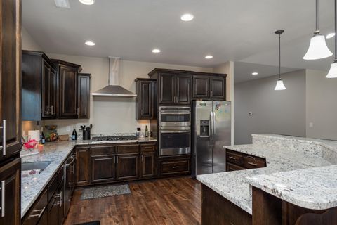 Tiny photo for 936 Arrowhead Trail, Eagle Point, OR 97524 (MLS # 220216893)